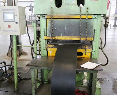 Automatic vulcanizing machine