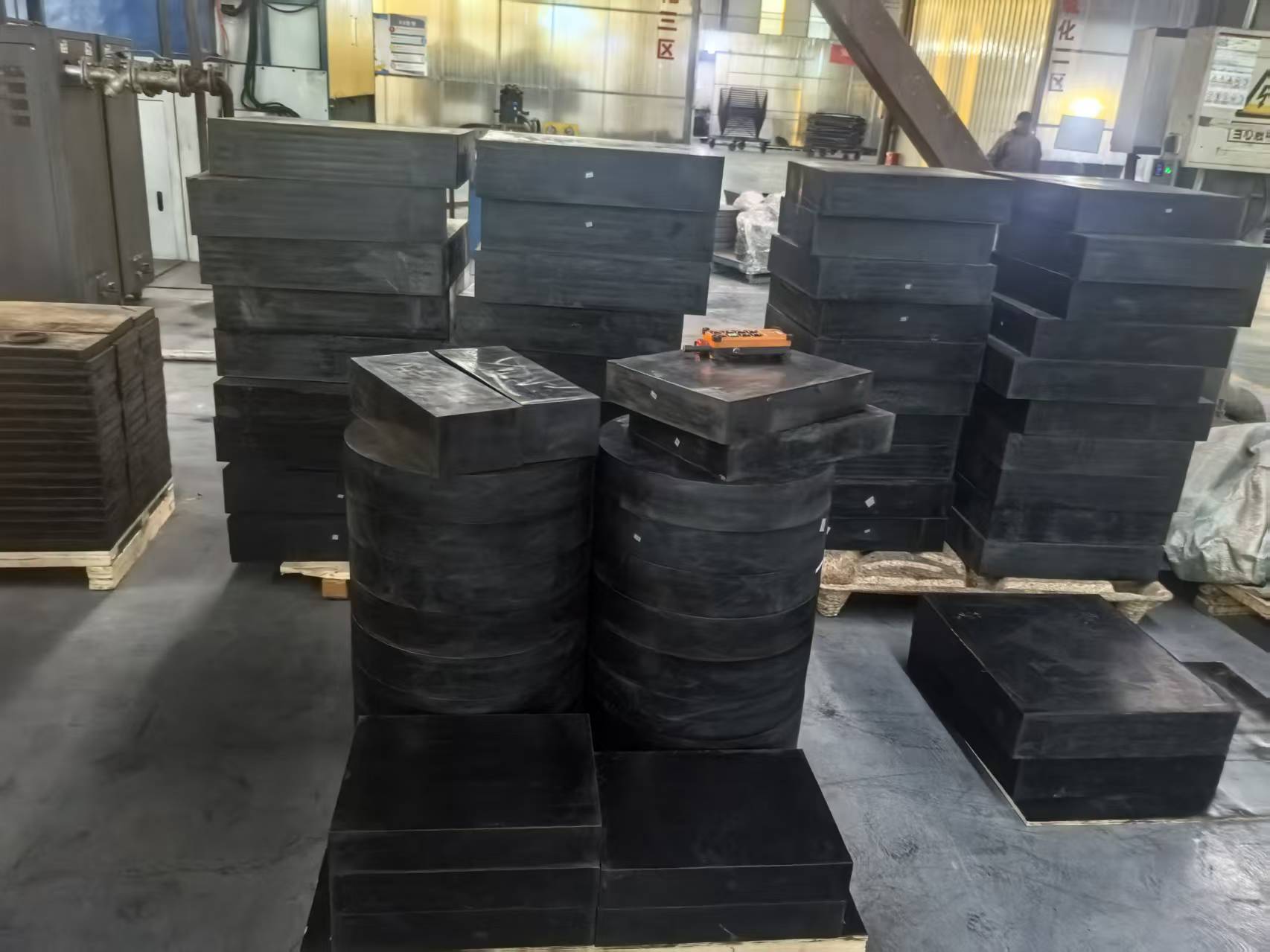 Neoprene vs. Natural Rubber Elastomeric Bearings: A Global Guide to Selection and Application